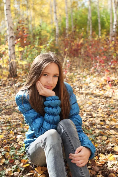 Tiener meisje in de herfst bos — Stockfoto