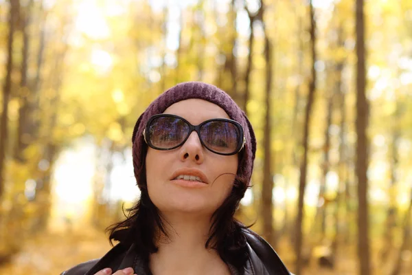 Donna attraente in occhiali da sole nel parco in una giornata di sole — Foto Stock