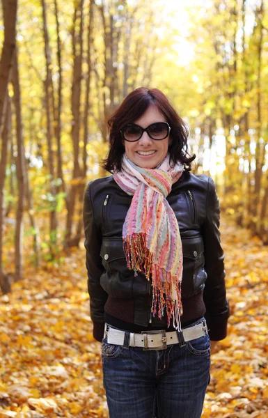 Çekici bir kadın sonbahar Park — Stok fotoğraf