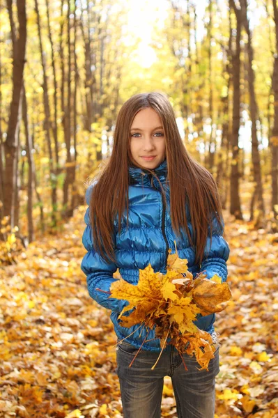 Jonge tiener meisje in de herfst bos — Stockfoto