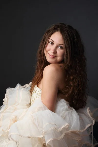 Glad brud i hennes vita klänning — Stockfoto