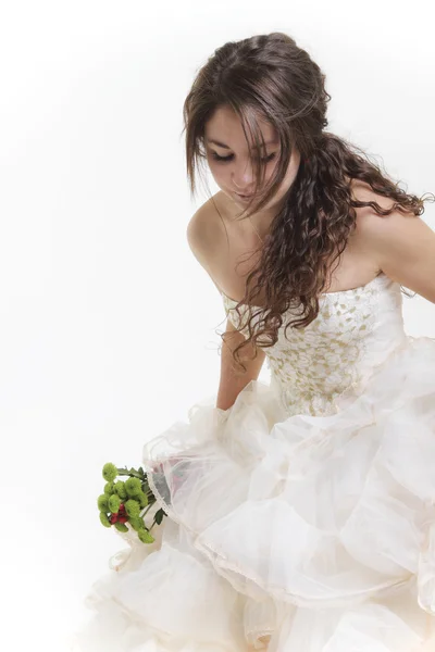 Glückliche Braut in ihrem weißen Hochzeitskleid — Stockfoto