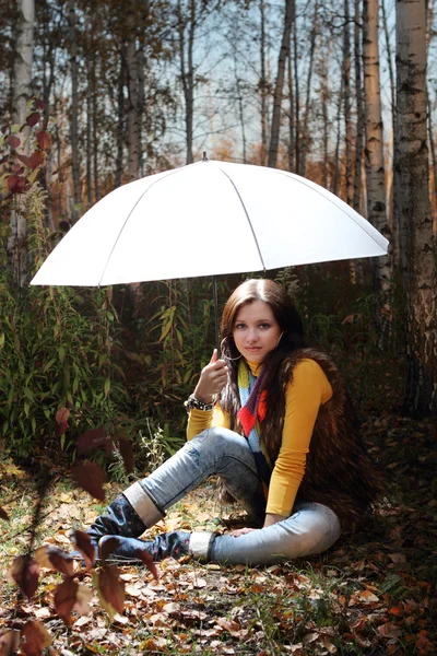 Morena menina sob guarda-chuva luz — Fotografia de Stock