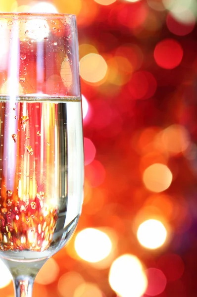 Шампанское в стакане на фоне Рождества — стоковое фото