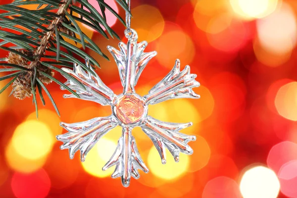 Sneeuwvlok op tak van kerstboom — Stockfoto