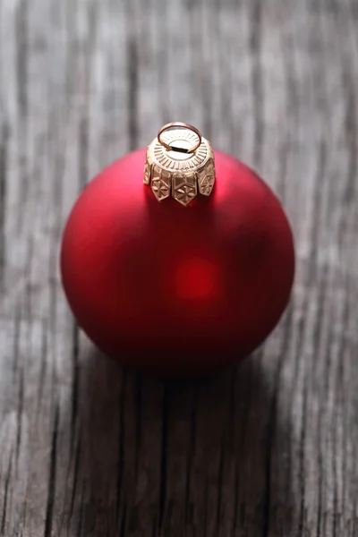 Μία κόκκινη Χριστουγεννιάτικη μπάλα — Φωτογραφία Αρχείου