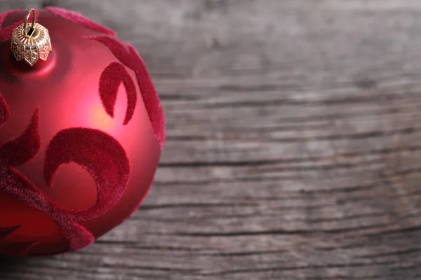 Jedną czerwoną piłkę Bożego Narodzenia na drewniane tła — Zdjęcie stockowe