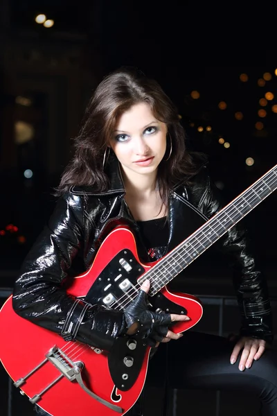 Девушка-гитаристка Brunettte — стоковое фото