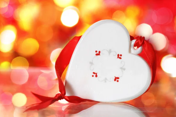 Рождественское белое сердце с красной лентой — стоковое фото