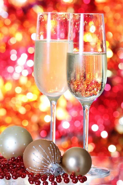Kerstmis champagne tegen onscherpe achtergrond — Stockfoto