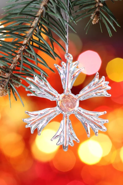 Sneeuwvlok op tak van kerstboom — Stockfoto