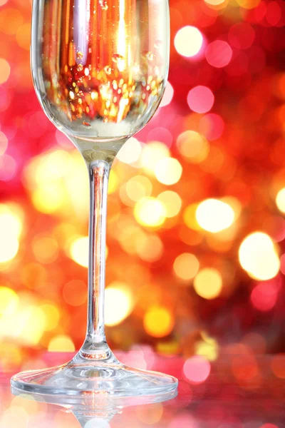 Σαμπάνια σε ποτήρι στο παρασκήνιο Χριστούγεννα — Φωτογραφία Αρχείου