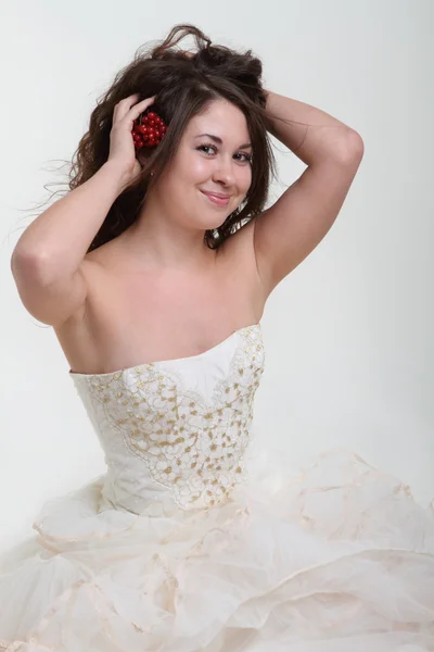 Novia sonriente en vestido de novia —  Fotos de Stock