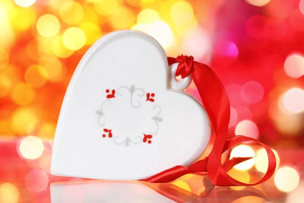 Corazón blanco de Navidad con cinta roja — Foto de Stock