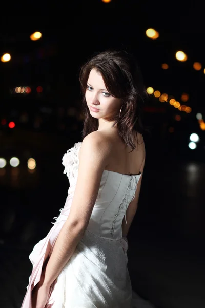 밤 도시에서 웨딩 드레스 신부 — 스톡 사진