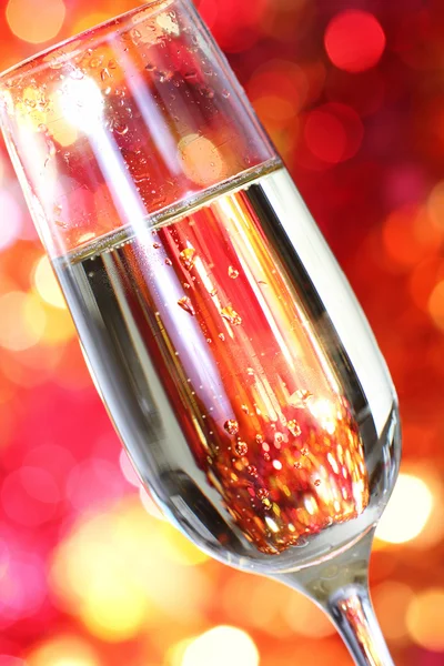 Champanhe em copo no fundo do Natal — Fotografia de Stock