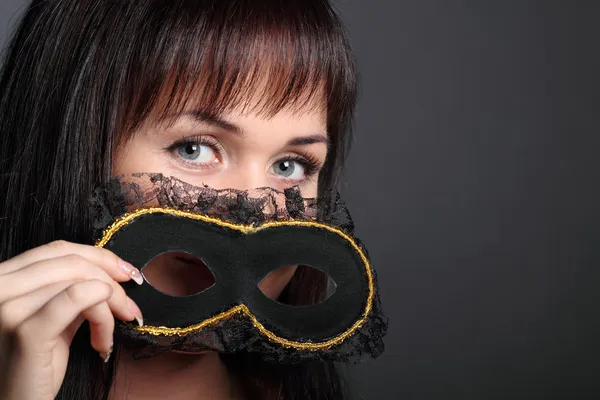 Красива молода жінка в карнавальній масці — стокове фото