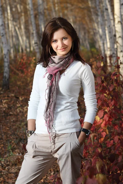 Brunette girl in autumn forest — Stock Photo, Image