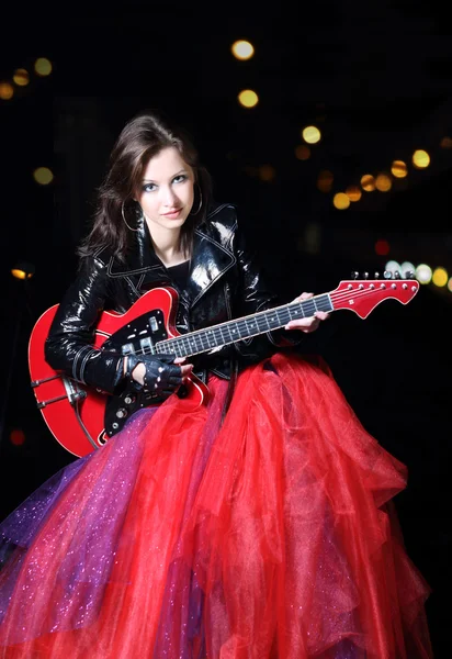Guitarrista menina na noite — Fotografia de Stock