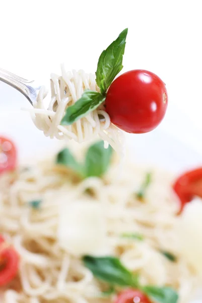 Espaguetis, albahaca y tomate en tenedor —  Fotos de Stock
