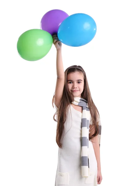Kleines lächelndes Mädchen mit Luftballons — Stockfoto