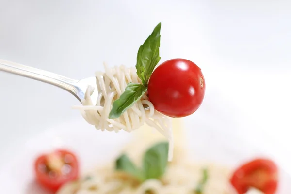 Espaguete, manjericão e tomate em garfo — Fotografia de Stock