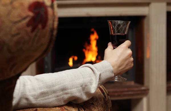 Красное вино у камина — стоковое фото