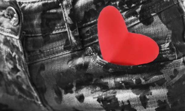Primer Plano Bolsillo Jeans Grises Con Corazón Rojo San Valentín — Foto de Stock