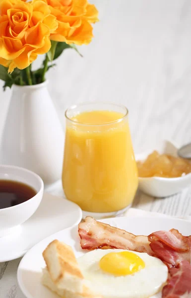 Breakfast with roses — Stock Photo, Image