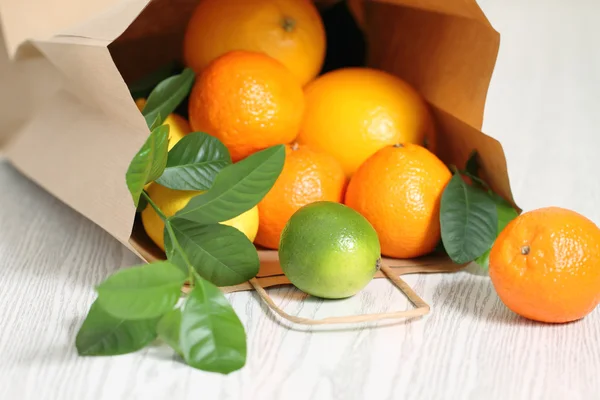 Friss Citrusfélék Csomag Egy Fából Készült Asztal — Stock Fotó