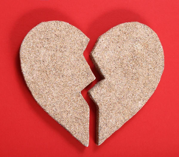 Σπασμένη Καρδιά Από Την Άμμο Στο Κόκκινο Φόντο — Φωτογραφία Αρχείου
