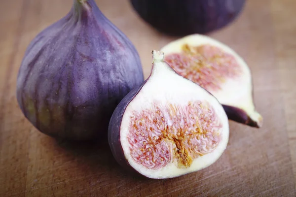 Czterech Świeżych Fig Drewniane Tła — Zdjęcie stockowe