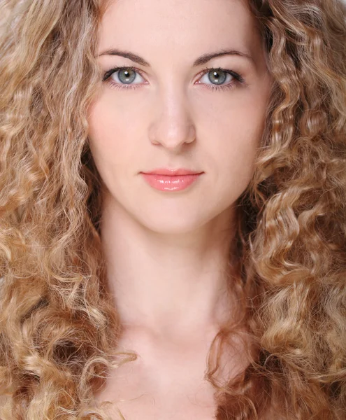 Kıvırcık Saçlı Genç Sarışın Kızla Güzellik Portresi — Stok fotoğraf