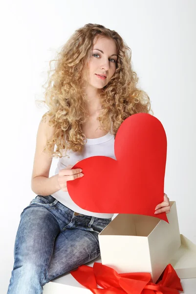 Blond tjej med stora valentine kort — Stockfoto