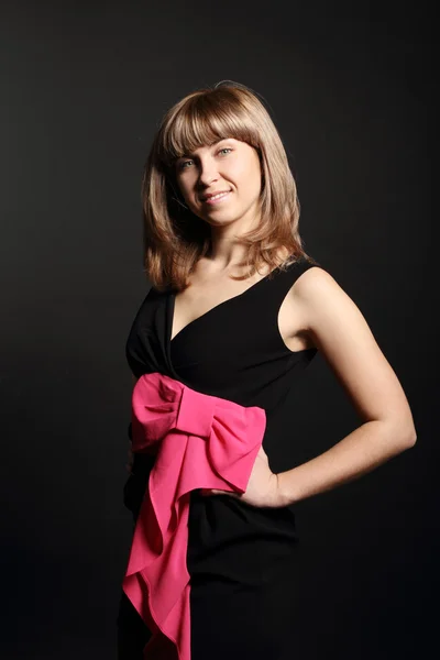 Schöne Lächelnde Blonde Mädchen Schwarzem Kleid Mit Rosa Schleife — Stockfoto