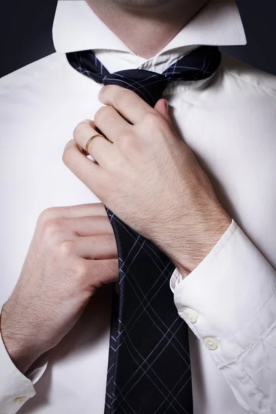 Businessman doing his tie — Stock Photo, Image