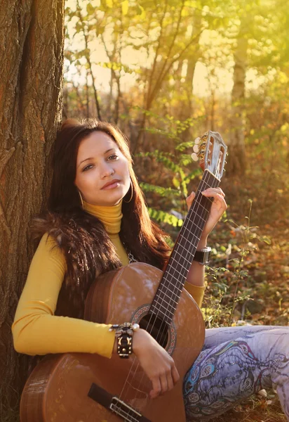 Belle Fille Guitariste Brune Dans Forêt — Photo