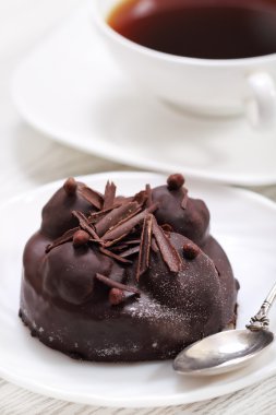 kahve beyaz tabakta lezzetli çikolatalı kek