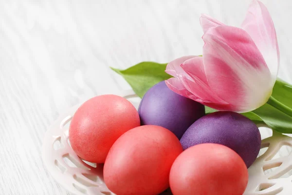 Пасхальные Яйца Тюльпаном Деревянном Фоне Местом Текста — стоковое фото
