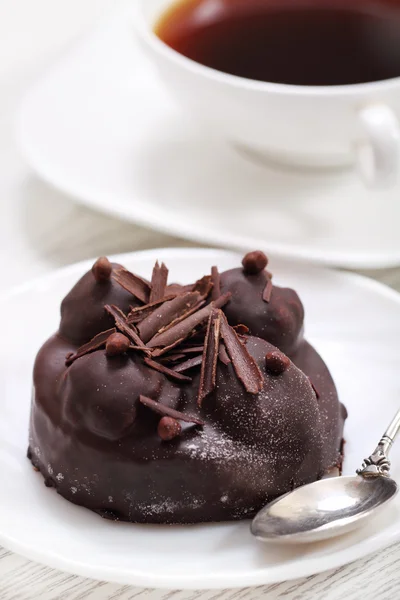 在白板上咖啡的美味巧克力蛋糕 — 图库照片