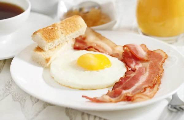 Вкусный завтрак утром — стоковое фото