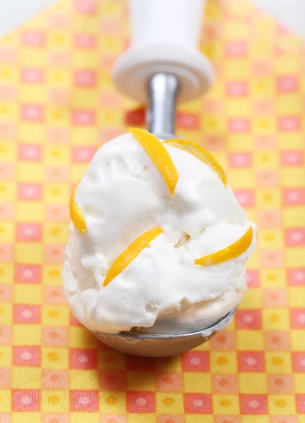 Cuillère Crème Glacée Décorée Écorces Séchées Sur Une Serviette — Photo