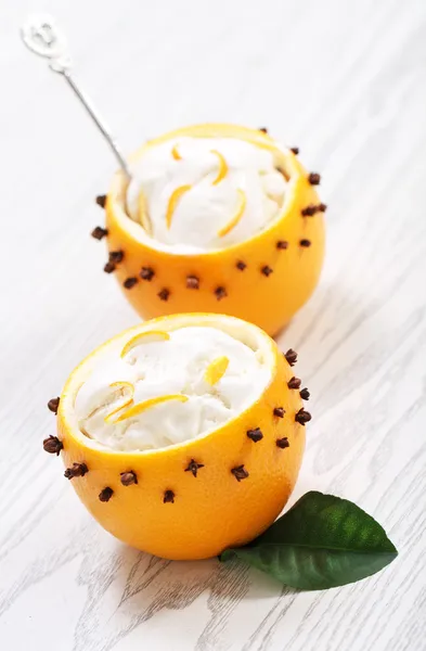 Ice Cream Oranje Kommen Versierd Met Kruidnagel — Stockfoto