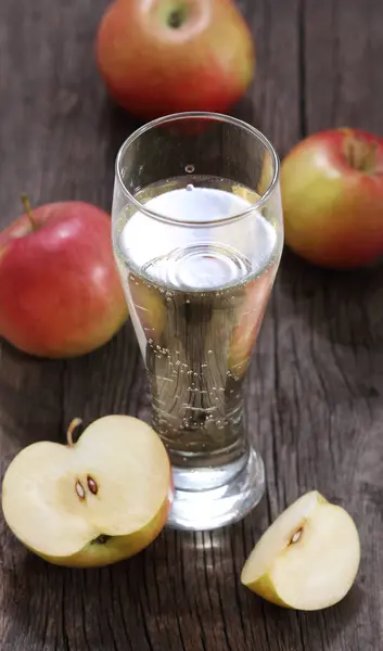 Apfelmost Und Äpfel Auf Rustikalem Holztisch — Stockfoto