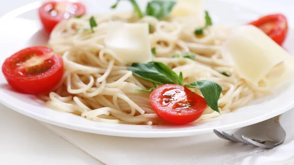 Spaghetti with tomato and parmesan cheese — Stock Photo, Image