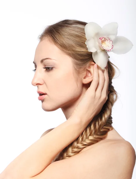 Portret van de jonge blonde meisje met orchidee — Stockfoto