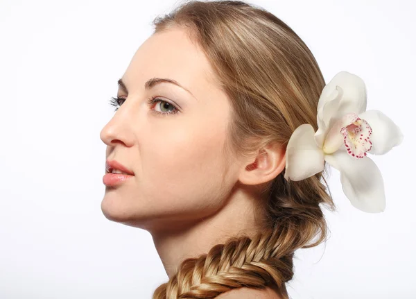 Portrét mladé blondýnka s orchidejí — Stock fotografie