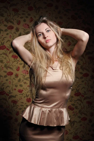 Skönhet blond flicka i beige klänning — Stockfoto