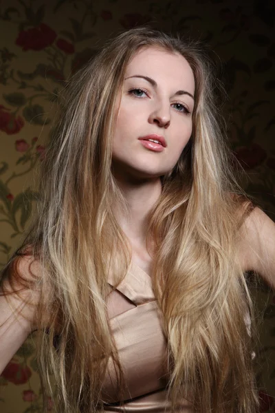 Retrato de la belleza joven rubia — Foto de Stock