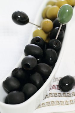 Yeşil ve siyah zeytin